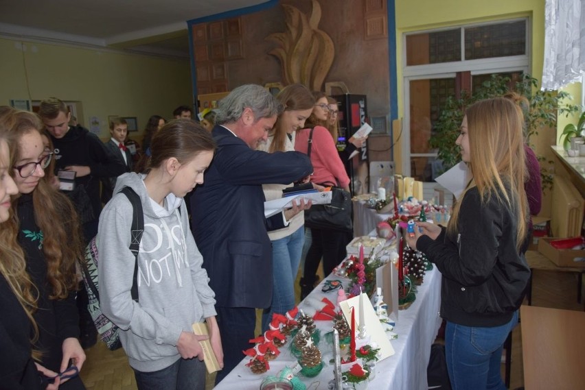 „Chreptusy” urzeczone świątecznymi ozdobami wykonanymi przez uczniów Zespołu Szkół Specjalnych