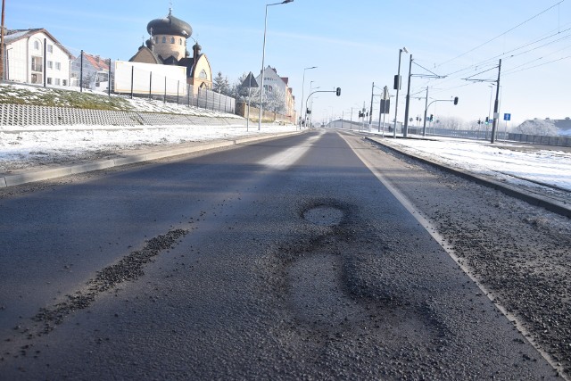 Dziury w asfalcie robią się w okolicy cerkwi przy ul. Kostrzyńskiej.