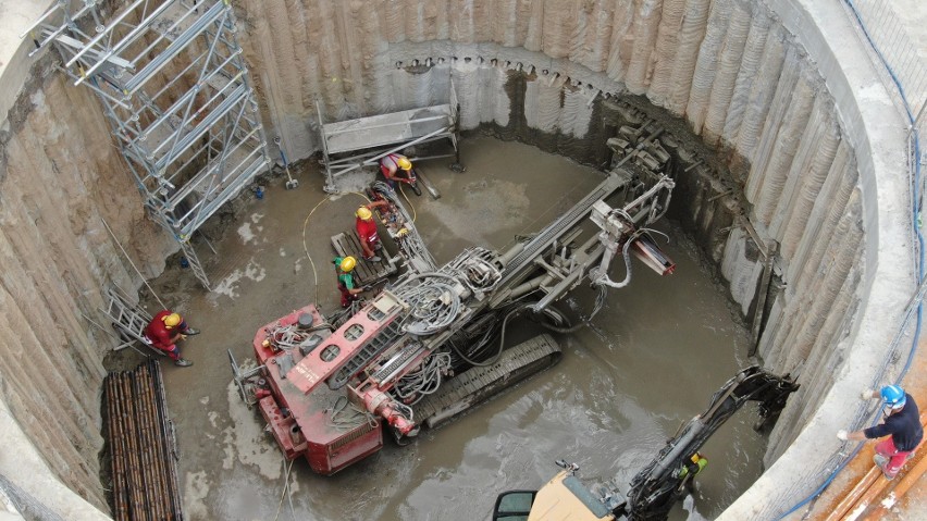 Wstrzykiwanie betonu w wydążone kanały pod pod fundamentami...