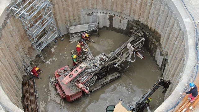 Wstrzykiwanie betonu w wydążone kanały pod pod fundamentami kamienic przy ul. Mielczarskiego.