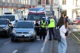 Poważny wypadek na Drobnera we Wrocławiu. Samochód potrącił pieszą na pasach. Nieprzytomna, starsza kobieta trafiła do szpitala