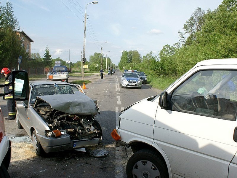 Wypadek na skrzyżowaniu: Volkswagen zderzył się z fiatem. Dwie osoby w szpitalu