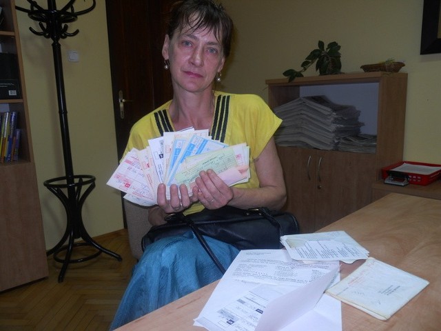 - To są rachunki za mieszkanie - pokazuje Wiesława Ogrodowska