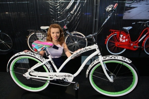 Ilona Gruszka i jeden z pięknych rowerów.