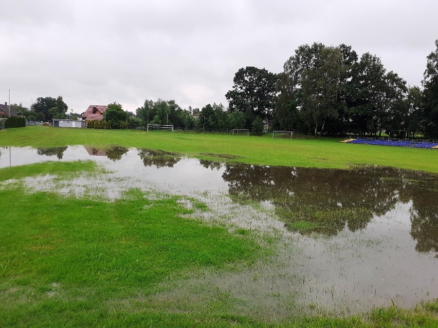 Gwałtowna ulewa nad Mazańcowicami spowodowała zalanie ulic,...