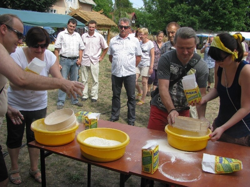 Odbyły się liczne konkursy, jak osiewanie mąki na czas.