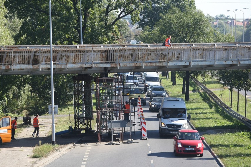 Wiadukt kolejowy uszkodzony przez tira. Od czwartku zwężono...