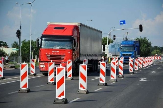 Ciężarówki jeżdżą przez Niewodnicę, aby omijać zakorkowany Białystok.