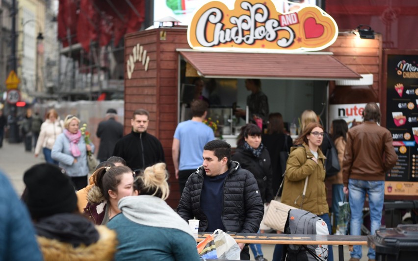 Rynek Smaków w Katowicach. Trwa zlot foodtrucków