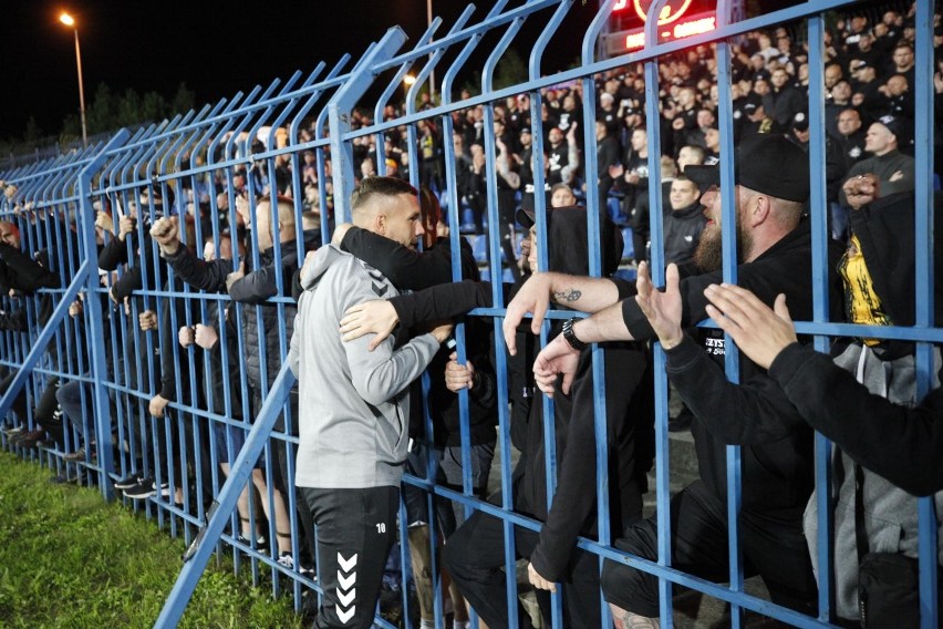 Kibice i piłkarze Górnika Zabrze razem świętowali wygraną w...