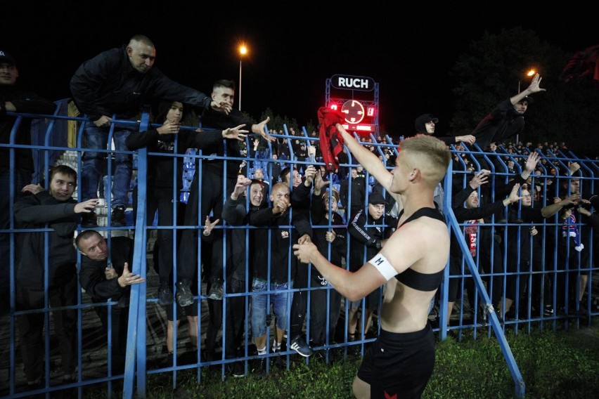 Kibice i piłkarze Górnika Zabrze razem świętowali wygraną w...