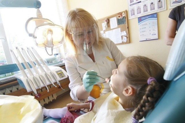 Dr Barbara Hamryszak leczy zęby dzieciom w gabinecie stomatologicznym w Szkole Podstawowej nr 14 w Opolu. Korzystają z niego uczniowie nie tylko z tej placówki. Takich gabinetów jest coraz mniej.