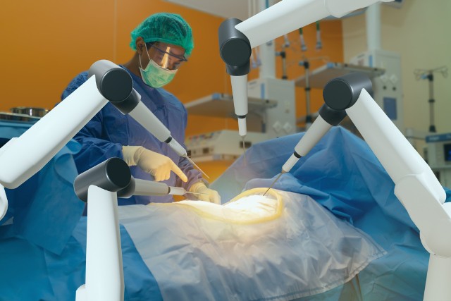 Jak podaje NIK, w Polsce w 2018 r. przeprowadzono ok. 60 zabiegów w asyście robotów da Vinci, a w 2019 r. było to już blisko 900. Jednak rynek robotyki chirurgicznej w naszym kraju jest nadal w początkowej fazie rozwoju.