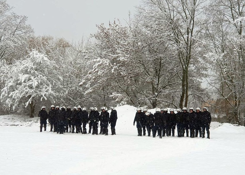 Bezpiecznie na imprezach masowych. Policjanci szkolili się na stadionie Gwardii Koszalin [ZDJĘCIA]