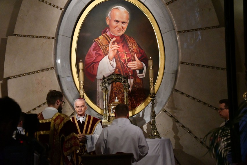 Niech Jan Paweł II żyje w naszje pamięci - mówi biskup...