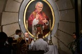 Biskup Marian Florczyk: Niech Jan Paweł II żyje w naszej pamięci - mówił. Dziękował kibicom Korony Kielce za to, że pamiętają o papieżu