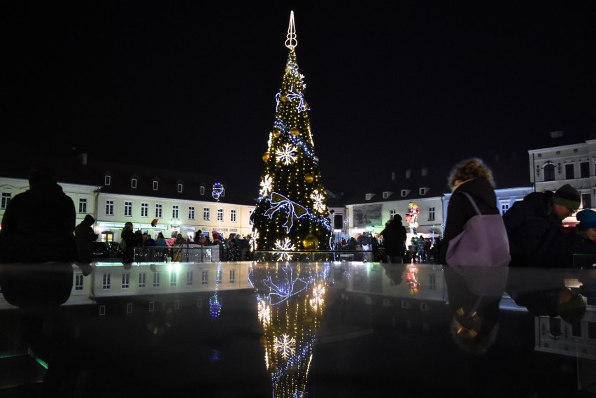 Choinka na Rynku Głównym w Oświęcimiu już świeci. Dzisiaj,...