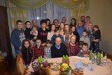 Państwo Kosibiowie mają siedemnaścioro wnuków i 27 prawnuków. Żartują, że mają całkiem spore szanse na zostanie  prapradziadkami