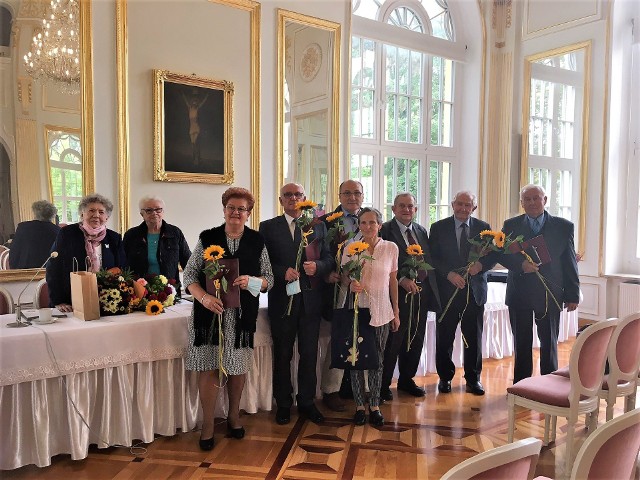 Wieloletni działacze Towarzystwa Dobroczynnego Niemców otrzymali z okazji jubileuszu dyplomy honorowe.