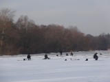 Wędkarze nad przeręblami. A lód na jeziorach coraz cieńszy...