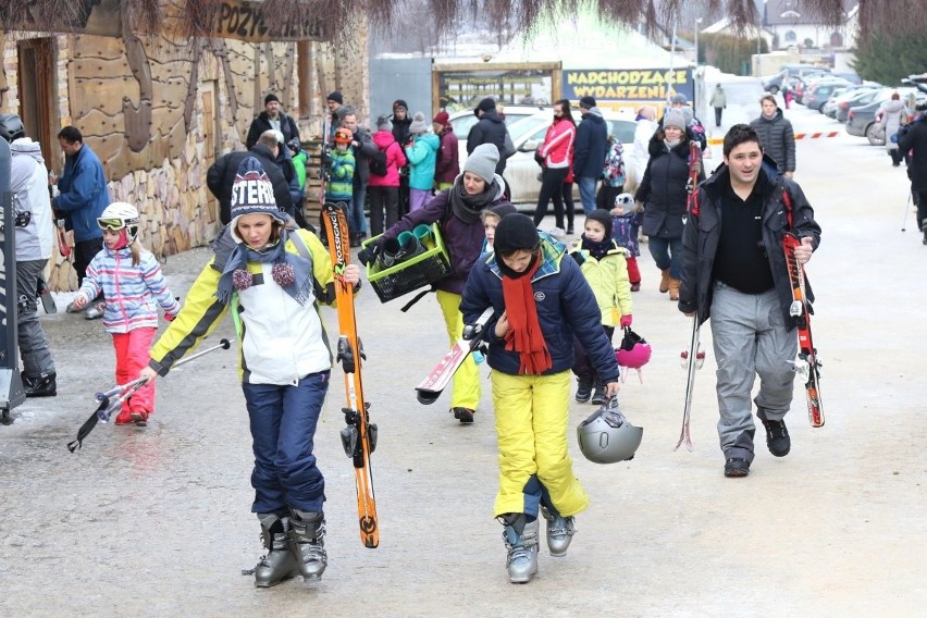 Na świętokrzyskich stokach tłok, zjechali narciarze z Mazowsza [WIDEO, zdjęcia]