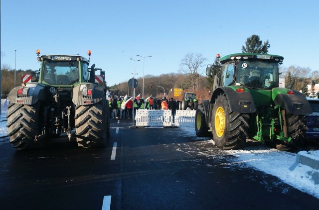 Na zdjęciu przejście graniczne w Lubieszynie (Zachodniopomorskie) 8 stycznia 2024 r. W proteście niemieckich rolników wspierają ich rolnicy z polskiej Solidarności.