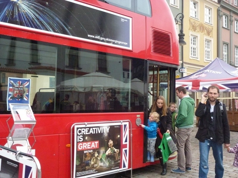 Czerwony londyński autobus zaparkował na Starym Rynku w...