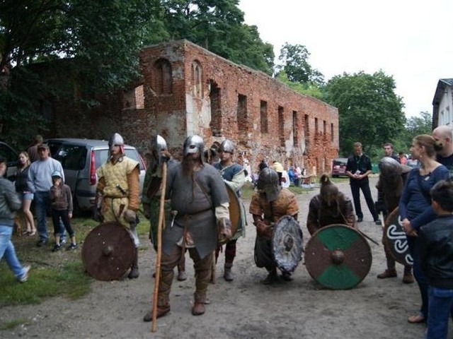 Rycerze walczyli ze sobą na miecze , topory i słowa. A dzieci naciągały rodziców na kolejne porcje waty cukrowej. Nie było czasu na nudę, bo ciągle coś się działo na scenie albo obok.