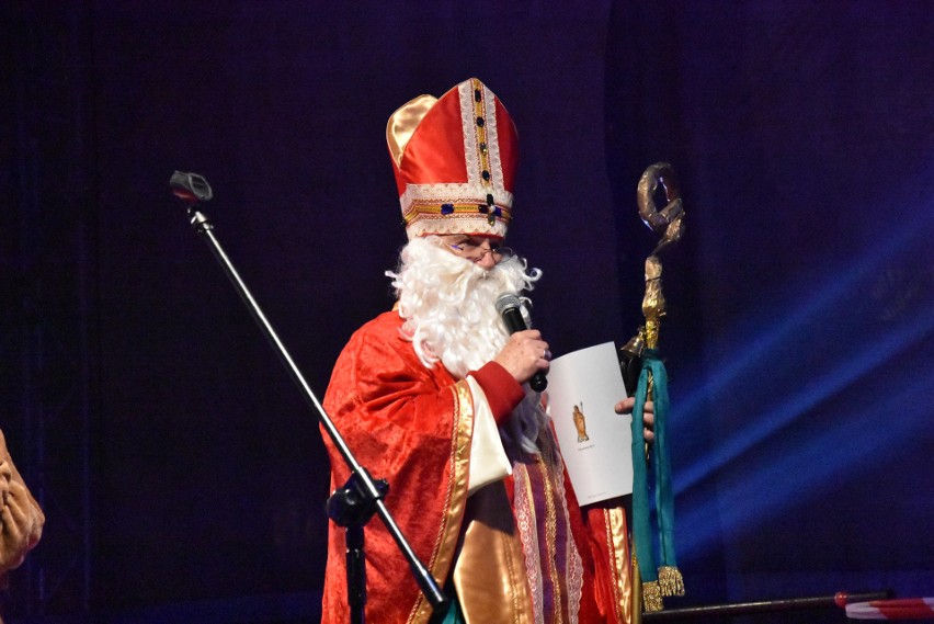 Chrzanów. Burmistrz Robert Maciaszek ze św. Mikołajem rozświetlili choinkę na Rynku [ZDJĘCIA]