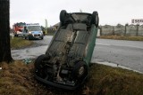 Radiowóz dachował podczas pościgu za kierowcą w Samsieczynku. Policjanci trafili do szpitala