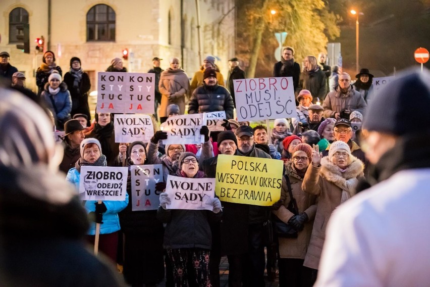 Pod pomnikiem Kazimierza Wielkiego w Bydgoszczy zebrało się...