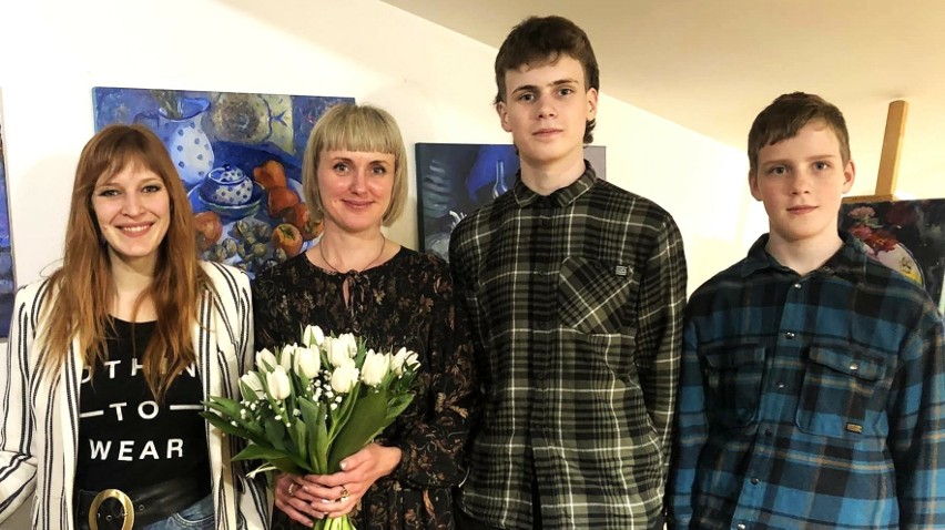 Hanna Różyńska (z kwiatami) wraz z synami.