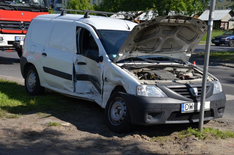 Wrocław: Wypadek na ul. Bystrzyckiej. Trzy osoby zostały ranne (ZDJĘCIA)