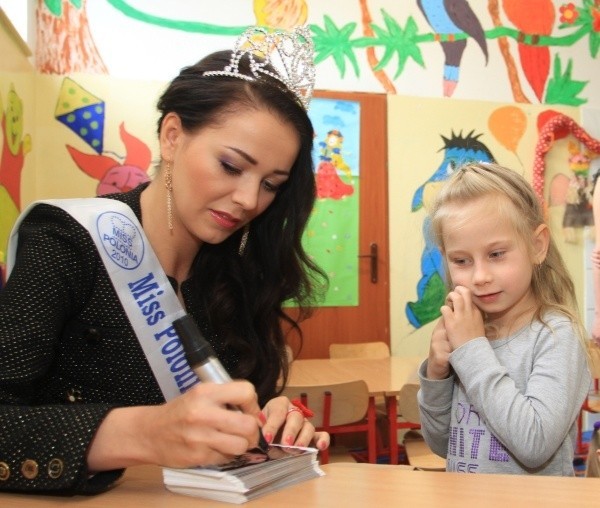 Na pamiątkę spotkania z Magdą Brojewską, każde dziecko otrzymało jej zdjęcie z autografem.