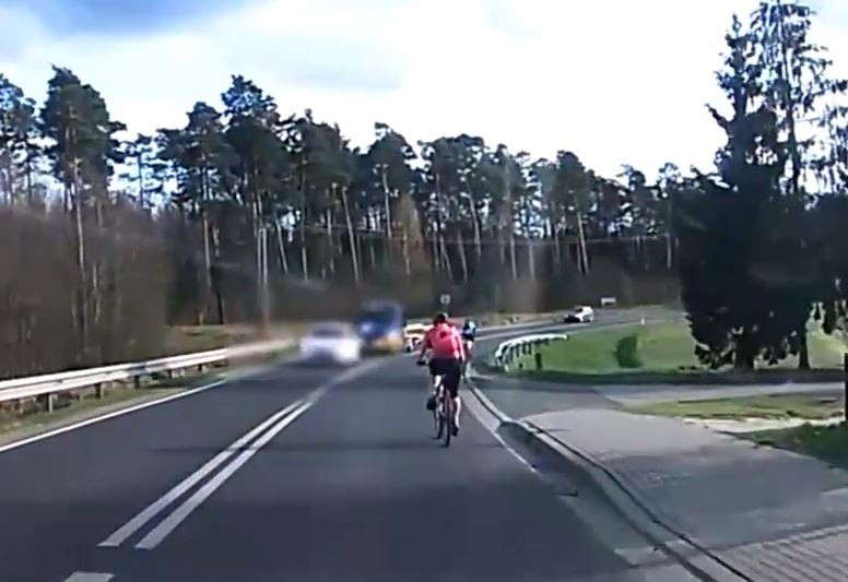 Rosjanin potrącił prawidłowo jadącą rowerzystkę! Kierowca próbował uciekać! Wstrząsające nagranie [FILM, zdjęcia]