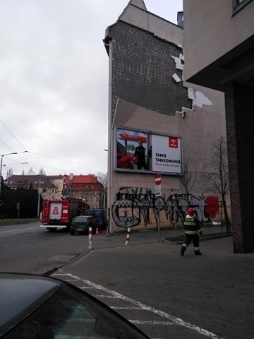 Szczecin. Z kamienicy przy ul. Mickiewicza odpadł fragment elewacji - 29.03.2020