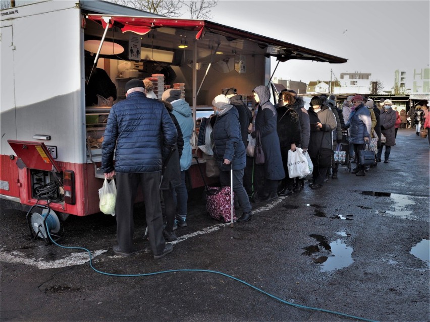 Zapobiegliwi już w piątek na koszalińskim targowisku robili...