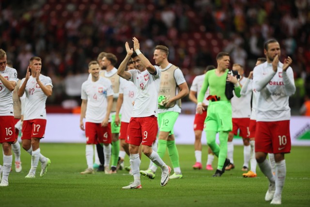 Zawodnicy reprezentacji Polski dzięują kibicom po wygranym 2:0 meczu z Wyspami Owczymi