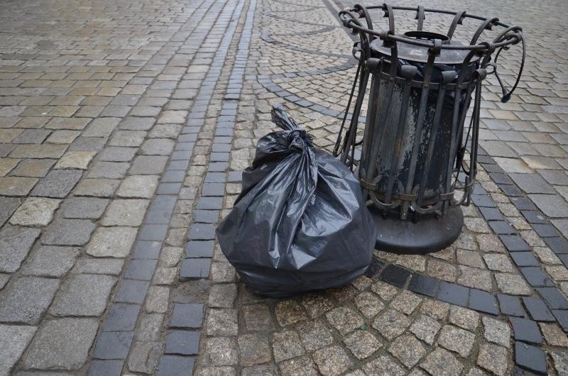 Sprzątali po sylwestrowej zabawie. Rynek czysty. Śmieci zalegały wokół (ZDJĘCIA)