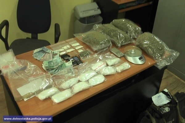 Narkotykowy magazyn na Krzykach. Policja znalazła 120 tys. porcji amfetaminy i marihuany! (FILM)