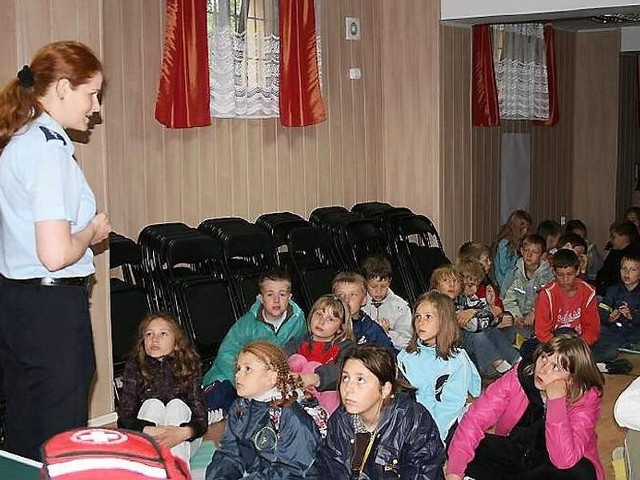 Dzieci uważnie słuchały rad Barbary Gutowskiej