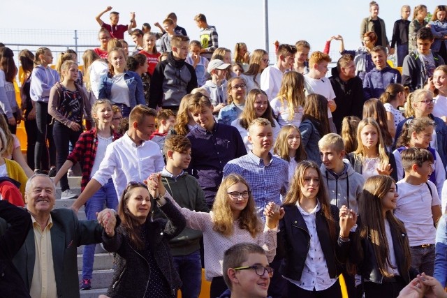 W amfiteatrze w Sławnie zorganizowano happaning patriotyczny pn. ,,Gdy mówię wolność" z okazji 100-lecia Niepodległości. W akcji patriotycznej uczestniczyli uczniowie ze wszystkich sławieńskich szkół, a także podopieczni stowarzyszenia Akson. Wydarzenie zorganizował Zespół Szkół w Sławnie im. Jana Henryka Dąbrowskiego.Przedstawiono najważniejsze wydarzenia, które miały miejsce w ciągu ostatnich stu lat w Polsce. - Patriotyzm był do pewnego momentu takim wytartym słowem, niezbyt dobrze kojarzonym, raczej z latami ucisku. W tej chwili obserwujemy odwrót od tej sytuacji. Dzisiaj, młodzież identyfikuje patriotyzm z biało-czerwonymi barwami podczas np. kibicowania. Zależy nam na tym, żeby to słowo kojarzyło się dobrze i dlatego zorganizowaliśmy taki radosny happaning. Ta sytuacja pokazuje, że można się cieszyć tym, że historia nie jest nam obca. To dziadkowie, a w końcu sami młodzi ludzie tworzą tę historię - mówiła nam tuż po akcji Renata Biernacka, dyrektor Zespołu Szkół im. J.H. Dąbrowskiego w Sławnie. W trakcie akcji wszyscy uczestnicy zaśpiewali piosenkę ,,Kocham wolność" (Chłopcy z Placu Broni).