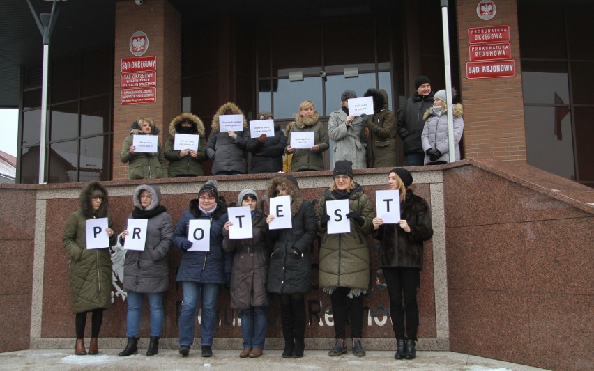 Pracownicy tarnobrzeskich sądów protestują. - Już mamy dosyć pracy za grosze - mówią (zdjęcia)