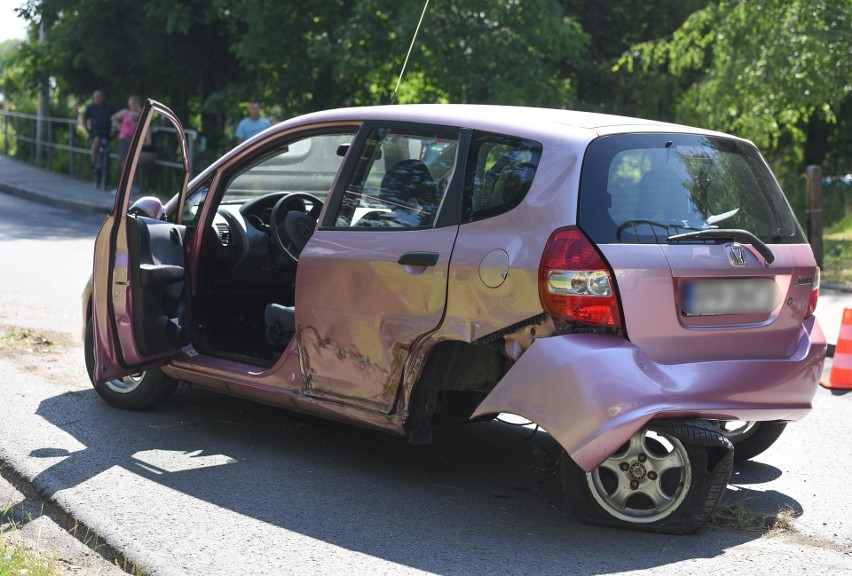 Wypadek w Buszkowiczkach pod Przemyślem. Kierowcę forda użądliła osa! Do szpitala trafiły dwie osoby [ZDJĘCIA]