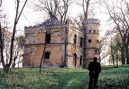 Także wiele okolicznych miejscowości słynie z bogatej historii, udokumentowanej istniejącymi tam zabytkami, które wymagają jednak pilnych prac remontowych. Na zdjęciu: Popadający w ruinę dworek w Cieszacinie Wielkim.