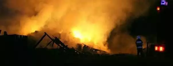 W Ratajach (gm. Olszewo Borki) o godz. 23.56 i 0.15 gaszono pożary 2 stodół po uderzeniu pioruna.