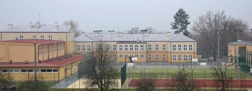Modernizacja boiska przy Szkole Podstawowej numer 1 imienia Piotra Wysockiego w Warce została zakończona. Zobacz zdjęcia