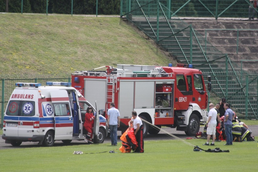 Wypadek spadochroniarza w Zawierciu. 32-letni mężczyzna złamał nogę [ZDJĘCIA]