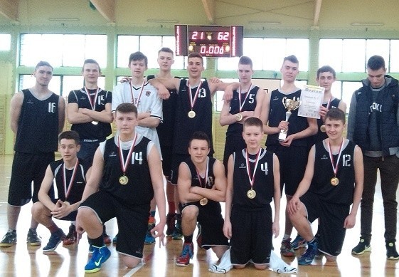 Wysoko wygrali w pierwszym dniu ćwierćfinałów mistrzostw Polski w koszykówkę kadeci STK Czarnych Słupsk.