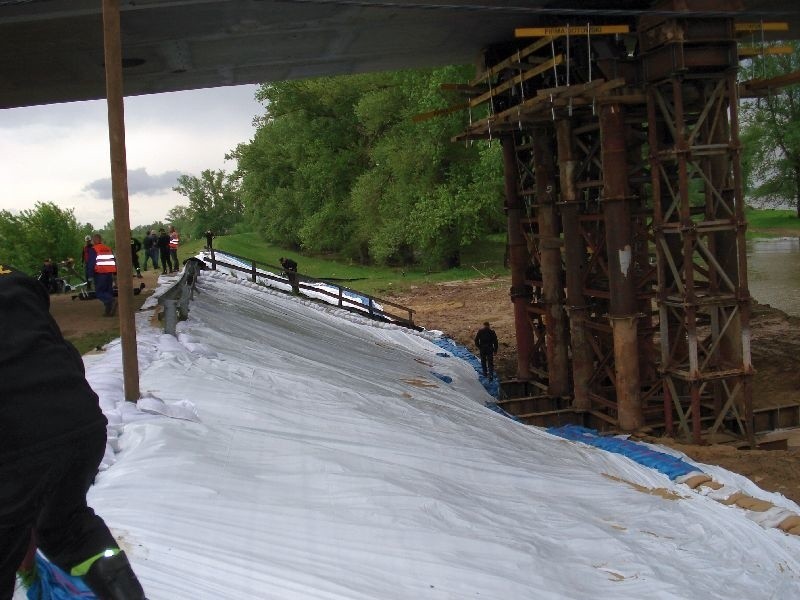 Powódź 2014 - budowa mostu w Solcu nad Wisłą